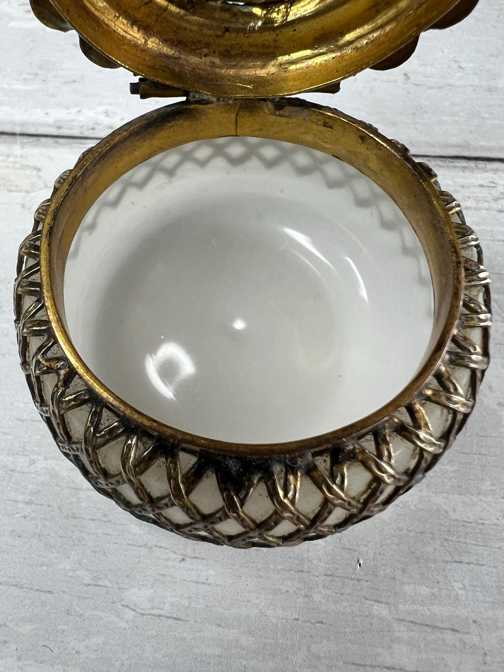 Antique Palais Royal Miniature White Opaline Round Box Palais de Justice Paris C 1840 AF